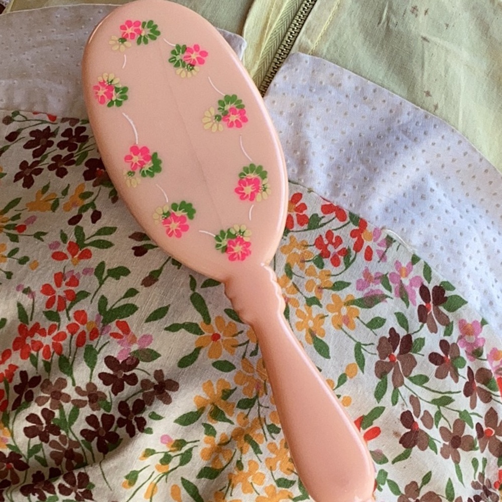 1960 PEACH GIRLS PLASTIC BRISTLE BRUSH PAIN FREE  FLORAL 8” Vintage SWEET 🍑